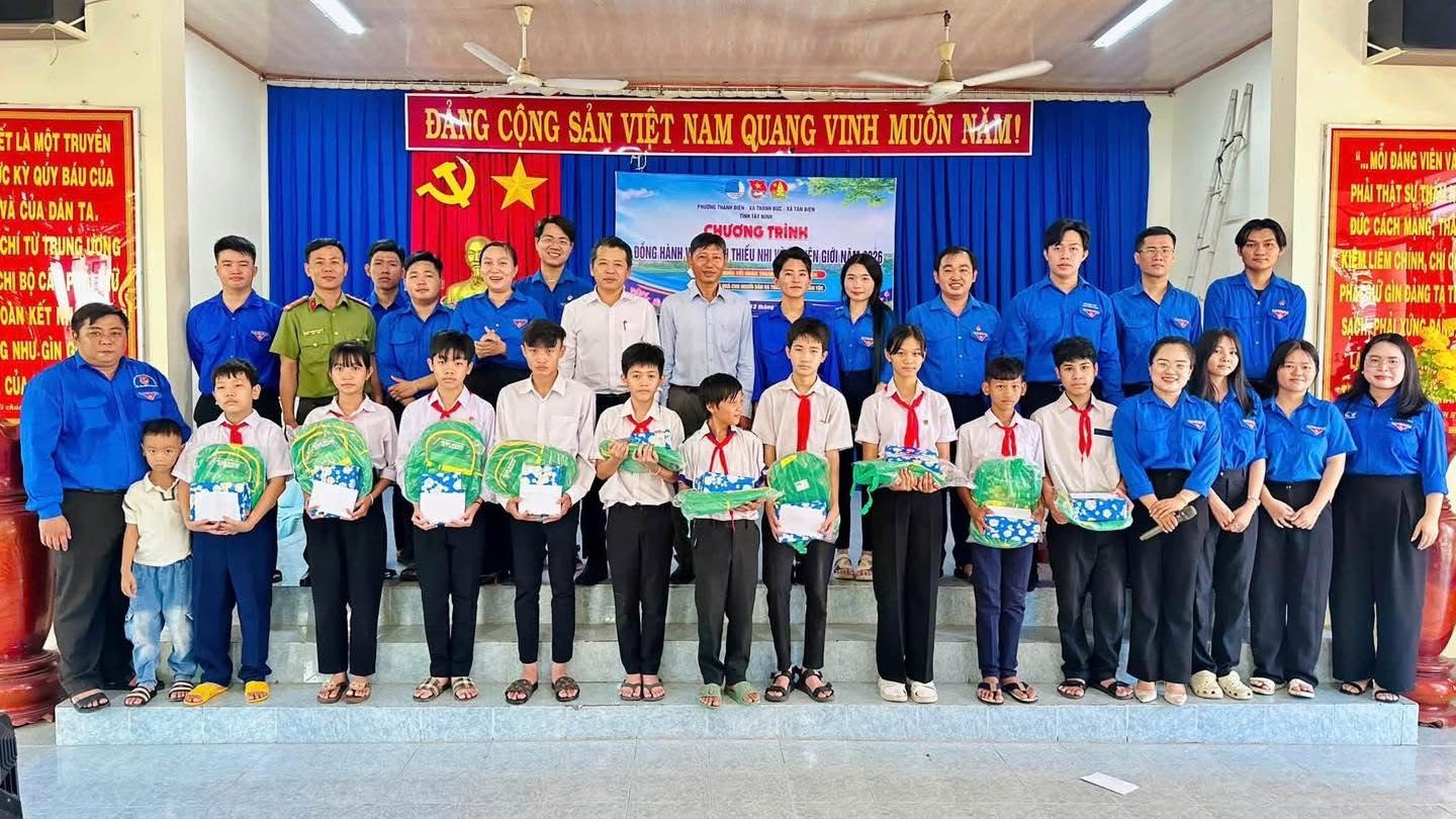 CHƯƠNG TRÌNH ĐỒNG HÀNH CÙNG THANH THIẾU NHI VÙNG BIÊN GIỚI