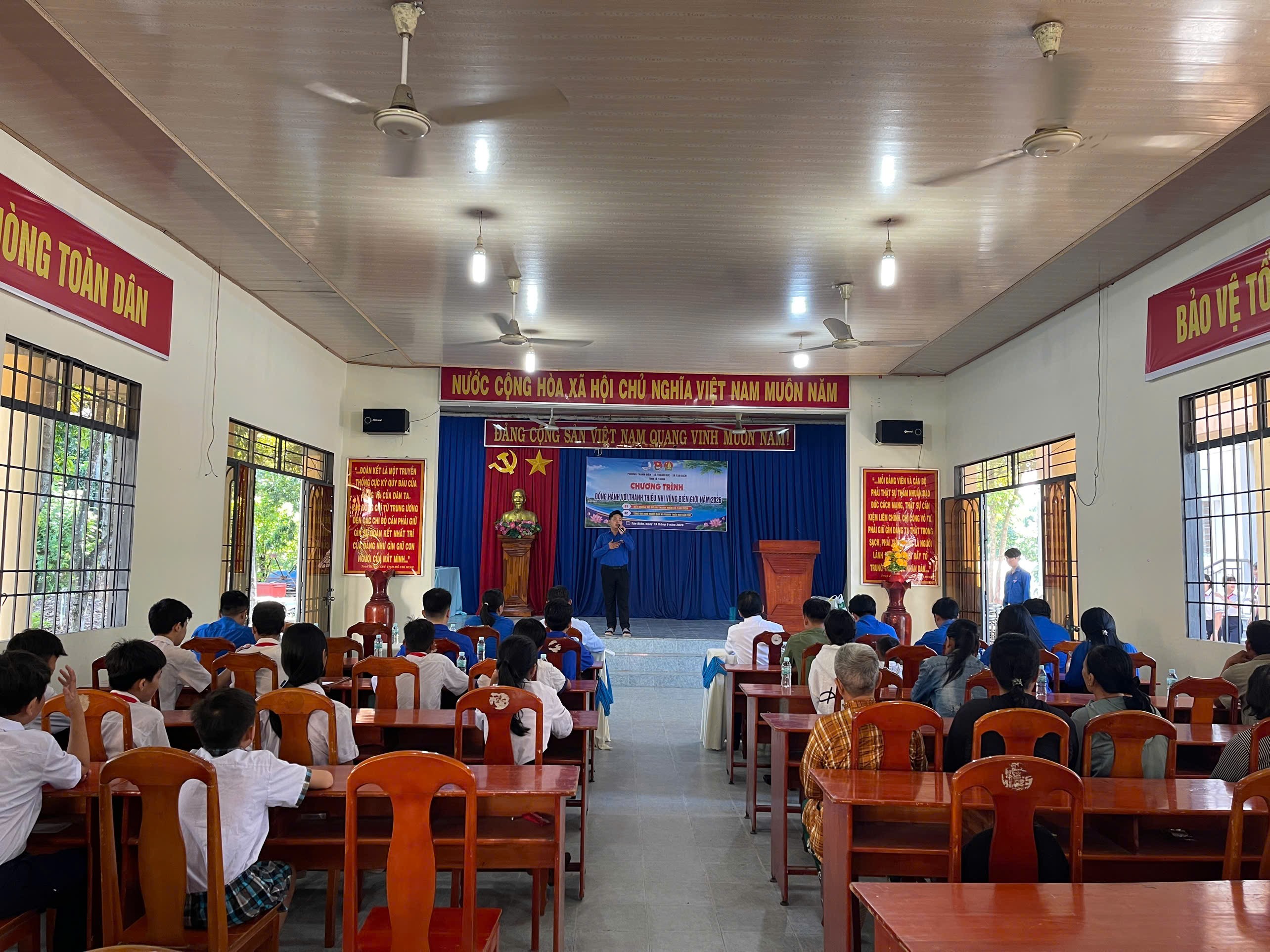 Chương trình “Đồng hành cùng thanh thiếu nhi vùng biên giới”