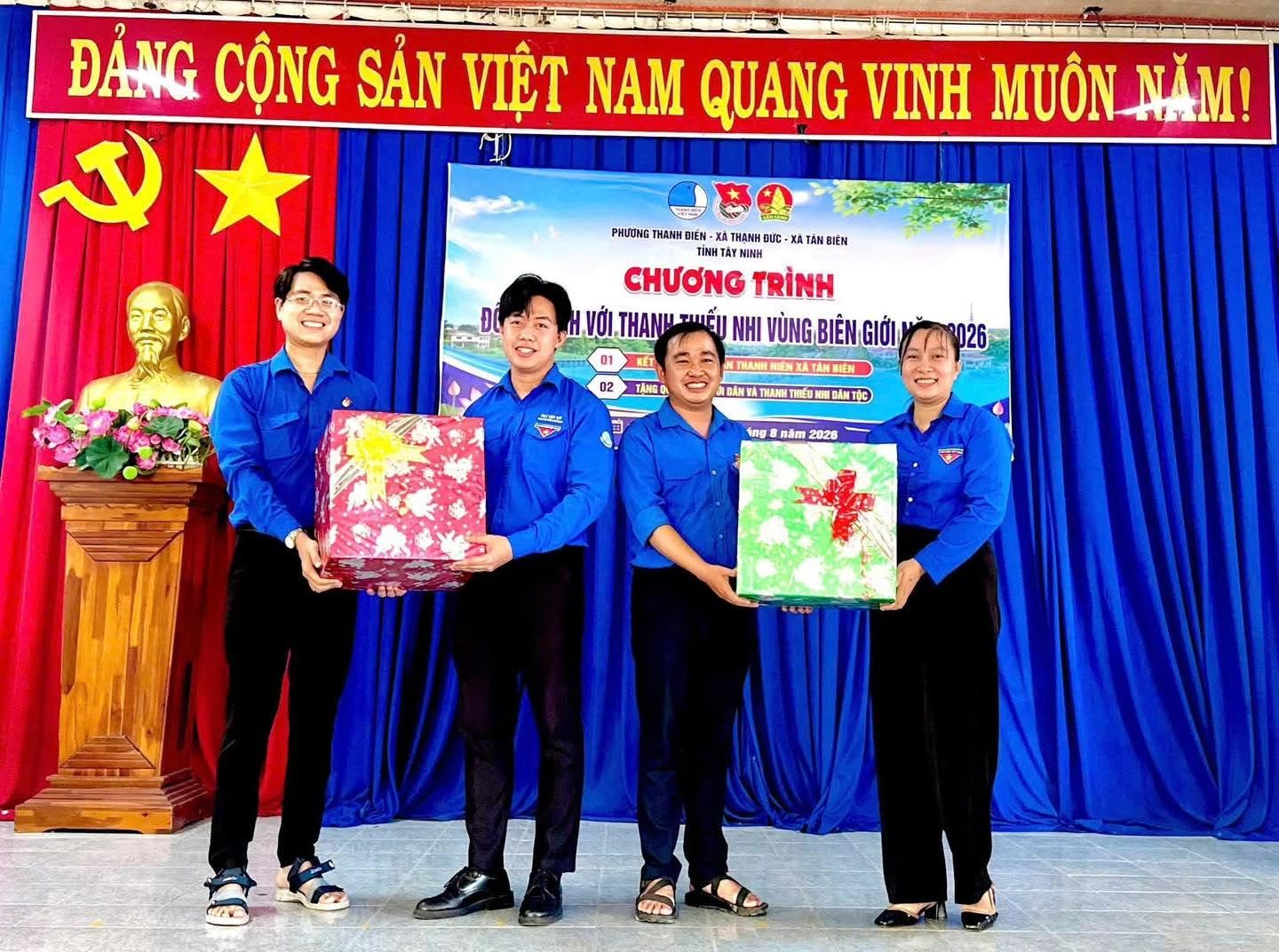 CHƯƠNG TRÌNH ĐỒNG HÀNH CÙNG THANH THIẾU NHI VÙNG BIÊN GIỚI